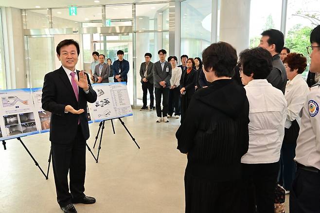 조규일 진주시장이 7일 진주실크박물관을 방문해 개관 전 최종 현장 시설 점검을 하고 있다. ⓒ진주시