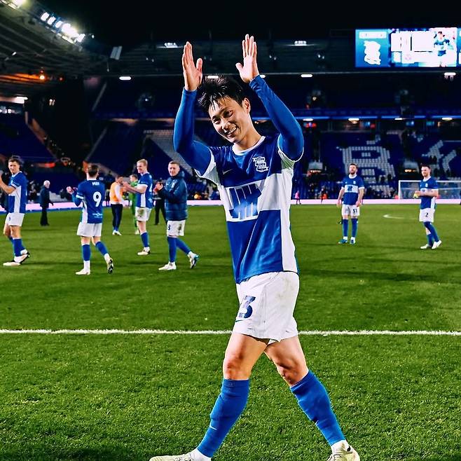 백승호는 리그1으로 추락한 버밍엄시티의 화끈한 챔피언십 승격을 일군 일등공신이다. 이제 그는 프리미어리그 승격이라는 새로운 목표를 향해 달려가려 한다. 사진출처｜버밍엄시티FC SNS