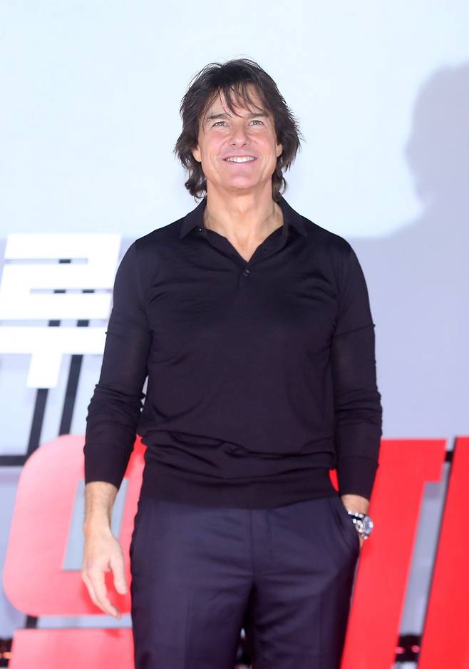 [서울=뉴시스] 김혜진 기자 = 톰 크루즈가 8일 오후 서울 송파구 롯데시네마 월드타워에서 열린 영화 ‘미션 임파서블: 파이널 레코닝’ 프레스 컨퍼런스에서 인사하고 있다.  2025.05.08. jini@newsis.com