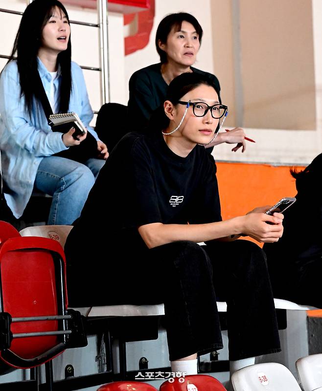 김연경이 지난 6일(현지시각) 튀르키예 이스탄불 바흐첼리예블레르의 셰힛 무스타파 오젤 체육관에서 진행 중인 2025 한국배구연맹(KOVO) 외국인 선수 트라이아웃을 찾아 선수들의 훈련을 바라보고 있다. KOVO 제공