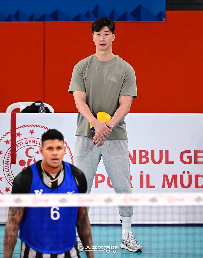 우리카드에 합류한 박철우 코치(위)가 7일(현지시각) 튀르키예 이스탄불에서 열린 2025 KOVO 외국인 선수 트라이아웃에서 선수들의 기량을 살피고 있ㄷ. KOVO 제공