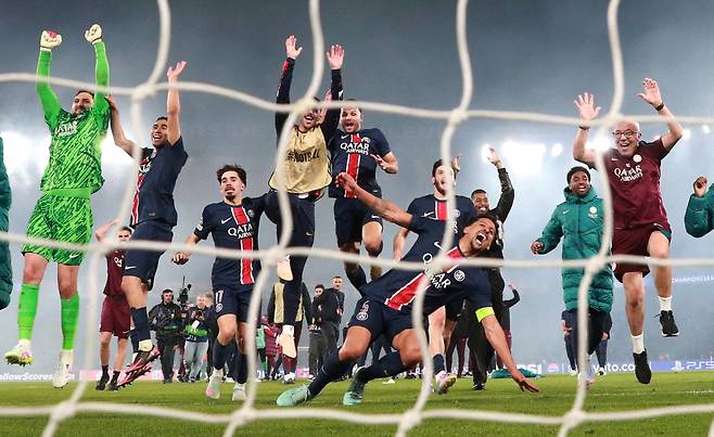 PSG 선수들이 8일 아스널을 꺾고 유럽챔피언스리그 결승 진출을 확정한 뒤 세리머니하고 있다. 로이터연합뉴스