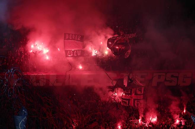 PSG 팬들이 8일 아스널을 꺾고 유럽챔피언스리그 결승행을 확정하자 홍염을 피우며 열광하고 있다. AFP연합뉴스