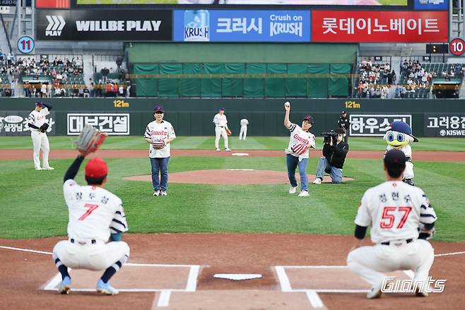 롯데 정현수의 외할머니와 장두성의 어머니가 7일 사직 SSG전을 앞두고 시구를 하고 있다. 롯데 자이언츠 제공