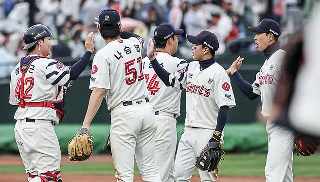 6일 SSG전에서 승리하고 기뻐하는 롯데 선수단. 롯데 자이언츠 제공