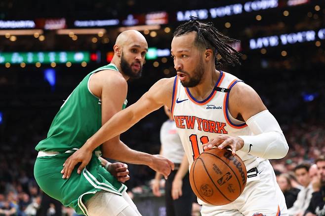 뉴욕 닉스 제일런 브런슨이 8일 보스턴전에서 드리블 돌파하고 있다. AFP연합뉴스