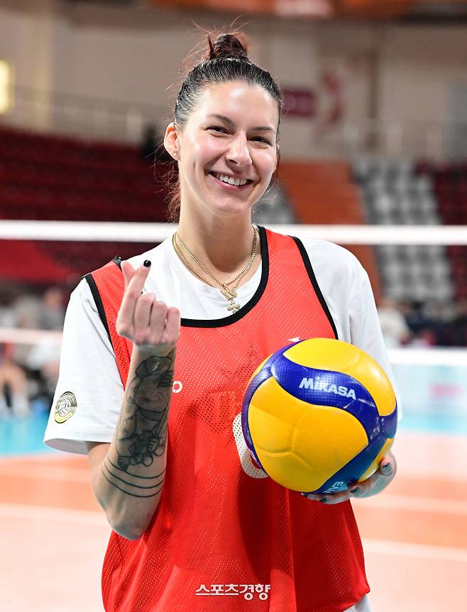 윌로우 존슨이 7일(현지시간) 튀르키예 이스탄불에서 열린 2025 KOVO 외국인 선수 트라이아웃 연습경기를 마친 뒤 포즈를 취하고 있다. KOVO 제공