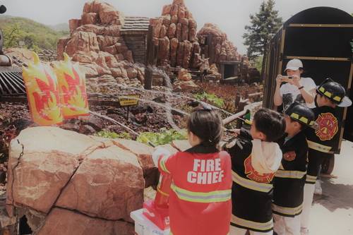 도전! 키즈 안전 히어로즈 행사에서 소화기 사용 체험을 하는 어린이들