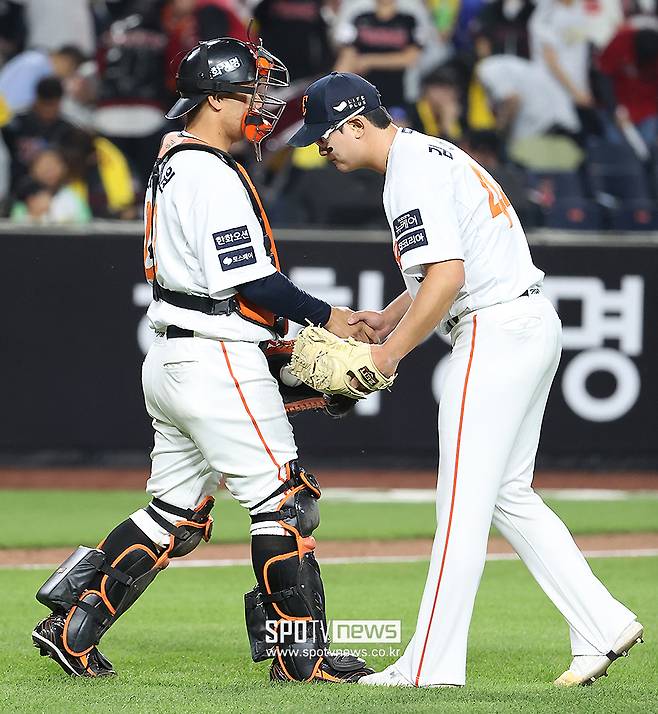 ▲ 이재원(왼쪽)은 올 시즌 불펜 투수들을 잘 이끌며 한화의 막강 마운드 구축에 힘을 보태고 있다 ⓒ곽혜미 기자