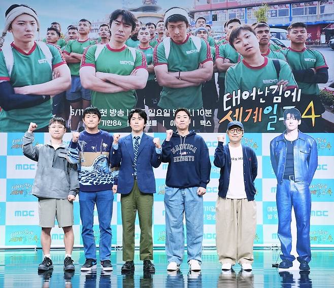 ▲왼쪽부터 빠니보틀, 기안84, 이시언, 김지유PD, 박동빈PD, 덱스 등신대. '태어난 김에 세계일주4' 제작발표회. 제공|MBC