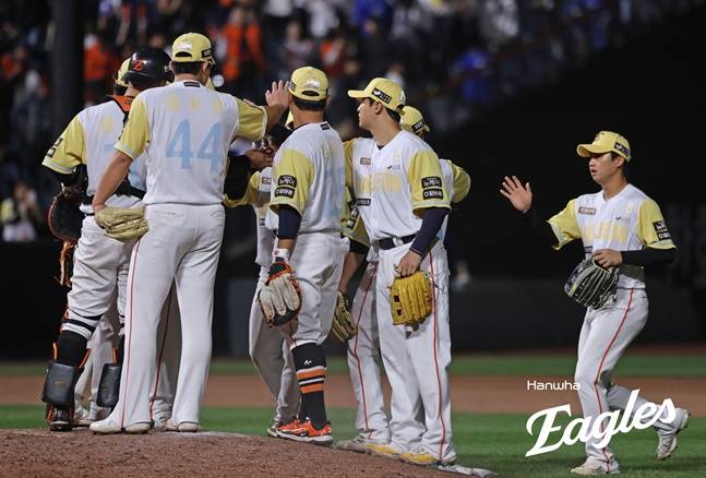 한화 선수들이 7일 대전 삼성전 승리로 9연승을 기록한 뒤 기뻐하고 있다. /사진=한화 이글스 제공