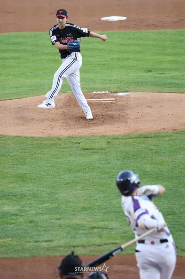 2025 신한 SOL Bank KBO리그 두산 베어스 대 LG 트윈스 경기가 7일 잠실야구장에서 열렸다.  LG 선발 최채흥이 1회말 1사에서 두산 케이브를 삼진으로 돌려세우고 있다. /사진=김진경 대기자