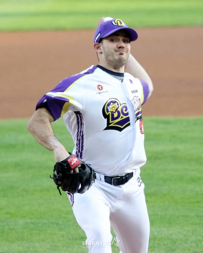 2025 신한 SOL Bank KBO리그 두산 베어스 대 LG 트윈스 경기가 7일 잠실야구장에서 열렸다.  두산 선발 잭로그가 역투하고 있다. /사진=김진경 대기자