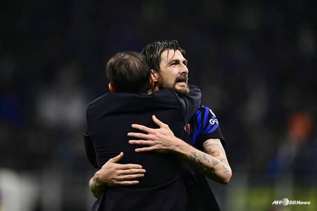 시모네 인자기 인터밀란 감독과 포옹하는 프란체스코 아체르비(오른쪽). /AFPBBNews=뉴스1