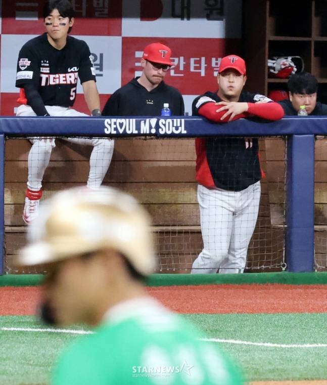 7일 경기를 지켜보며 아쉬움을 드러내는 조상우(오른쪽에서 2번째). /사진=강영조 선임기자