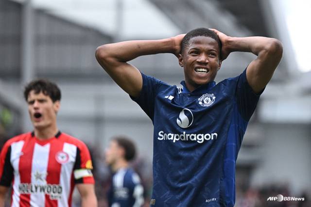 선발로 출전한 맨유의 어린 공격수 초비 오비(오른쪽). /AFPBBNews=뉴스1