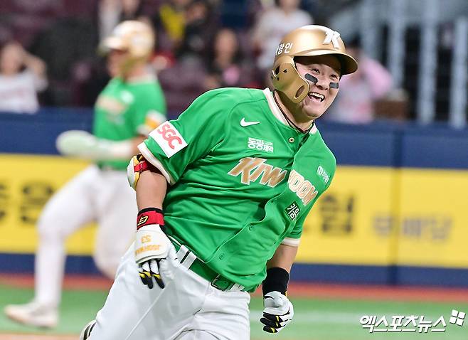 키움 히어로즈 베테랑 타자 최주환이 7일 서울 고척스카이돔에서 열린 2025 신한 SOL Bank KBO리그 KIA 타이거즈와의 팀 간 6차전에 2번타자 겸 1루수로 선발출전, 개인 통산 700타점을 달성하고 팀 역전승을 이끌었다. 사진 김한준 기자