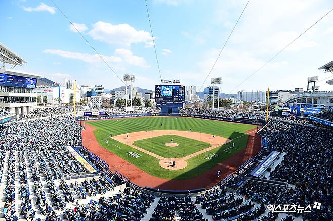NC 다이노스는 8일 '울산 문수야구장을 대체 홈구장으로 사용하기로 결정했다'고 공식 발표했다. 문수야구장은 롯데 자이언츠의 제2 홈구장이자 인조잔디 구장이다. NC는 '이번 결정은 창원NC파크의 재개장이 무기한 연기된 상황에서 선수단의 안정적인 경기력 유지와 KBO리그의 원활한 운영을 위해 이뤄졌다'며 '구단은 연휴 기간 다양한 대체 경기장을 신중히 검토했으며, 연휴 직후 울산시와 협의를 진행했다'고 밝혔다. 원래 홈구장인 창원 NC파크. 엑스포츠뉴스 DB