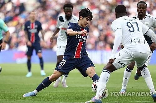 이강인이 8일(한국시간) 프랑스 파리에 있는 파르크 데 프랭스에서 열린 PSG와 아스널의 2024-2025시즌 유럽축구연맹(UEFA) 챔피언스리그 4강 2차전에서 벤치를 지켰다. 소속팀 PSG는 2-1로 승리하며 합계 스코어 3-1로 결승에 진출했다.&nbsp;이강인은 경기 후 뜻밖의 인물들을 만났다. 바로 이적시장 전문 기자로 유명한 파브리치오 로마노, 그리고 스페인 매체 렐레보를 만든 마테오 모레토다..연합뉴스