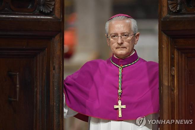 투표장 문 닫는 디에고 라벨리 대주교 [Vatican Media/EPA 연합뉴스. 재판매 및 DB 금지]