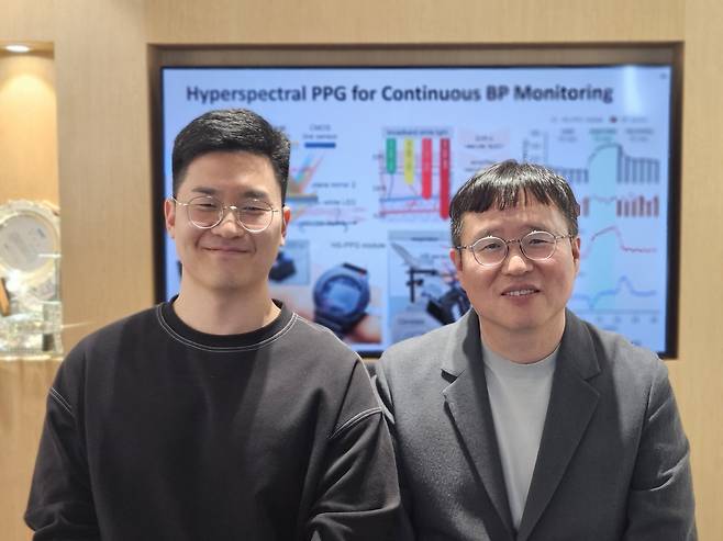 KAIST 연구팀, 정확도 높은 웨어러블 혈압 센서 개발  왼쪽부터 박정우 박사후연구원과 정기훈 교수 [KAIST 제공. 재판매 및 DB 금지]