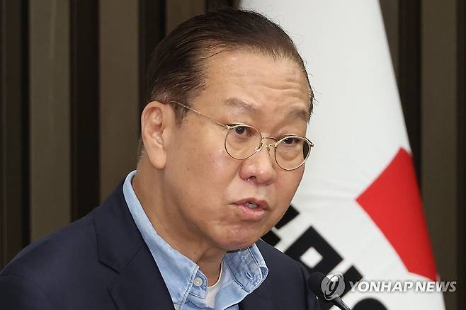 후보 단일화 촉구하는 권영세 비대위원장 (서울=연합뉴스) 김주성 기자 = 국민의힘 권영세 비상대책위원장이 6일 서울 여의도 국회에서 열린 의원총회에서 후보 단일화를 촉구하고 있다. 2025.5.6 utzza@yna.co.kr