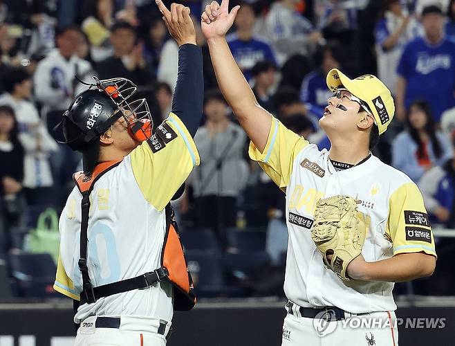 한화 "이겼다" (대전=연합뉴스) 배재만 기자 = 7일 대전 한화생명볼파크에서 열린 프로야구 2025 신한 SOL 뱅크 KBO리그 삼성 라이온즈와 한화 이글스의 경기. 9회 초 삼성 공격을 막아내고 10-6으로 승리를 확정 지은 뒤 한화 마무리 투수 김서현과 포수 이재원이 승리 세리머니를 하고 있다. 2025.5.7 scoop@yna.co.kr