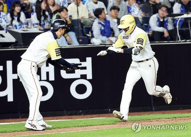 홈런 주루 (대전=연합뉴스) 배재만 기자 = 7일 대전 한화생명볼파크에서 열린 프로야구 2025 신한 SOL 뱅크 KBO리그 삼성 라이온즈와 한화 이글스의 경기. 7회 말 한화 공격. 2사 2루에서 1번 타자 이원석이 2점 홈런을 친 뒤 3루 코치와 기쁨을 나누고 있다. 2025.5.7 scoop@yna.co.kr