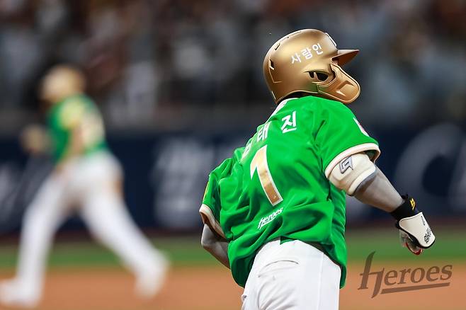 만루 홈런을 치고 베이스를 도는 김태진 [키움 히어로즈 제공. 재판매 및 DB 금지]