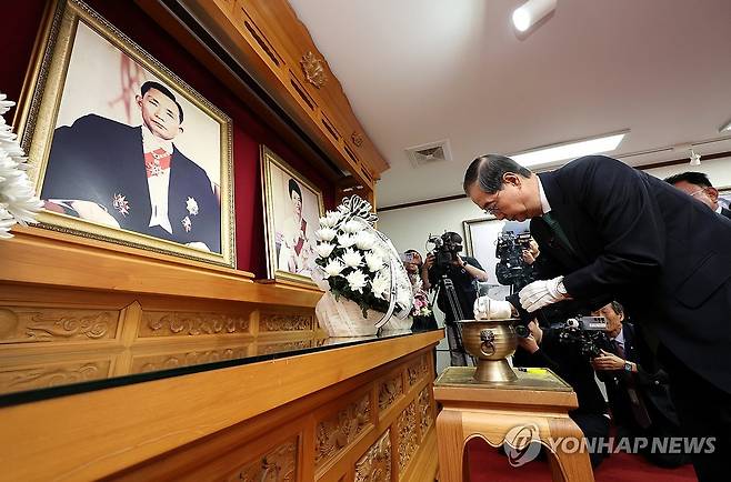 박정희 전 대통령 생가 찾은 한덕수 (구미=연합뉴스) 윤관식 기자 = 무소속 한덕수 대선 예비후보가 8일 경북 구미시 박정희 전 대통령 생가를 찾아 분향하고 있다. 2025.5.8 psik@yna.co.kr