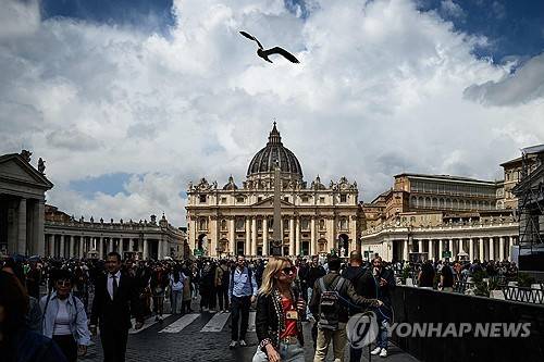 콘클라베 첫날 바티칸 성베드로 광장에 나타난 갈매기   [AFP=연합뉴스 자료사진. 재판매 및 DB금지]
