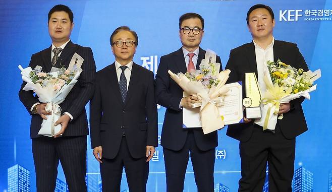 현대엘리베이터, 한국경총 노사협력대상 우수상 수상 (서울=연합뉴스) 현대엘리베이터가 8일 제37회 한국노사협력대상 시상식에서 대기업 부문 우수상을 수상한 뒤 기념사진을 촬영하고 있다. 사진은 왼쪽부터 윤민욱 현대엘리베이터 사무직노조위원장, 이동근 경총 상근부회장, 조재천 현대엘리베이터 대표이사, 주인수 현대엘리베이터 노조위원장. 2025.5.8 [현대엘리베이터 제공. 재판매 및 DB 금지]