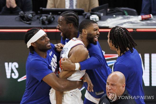 기뻐하는 뉴욕 닉스 선수들 [EPA=연합뉴스. 재판매 및 DB 금지]