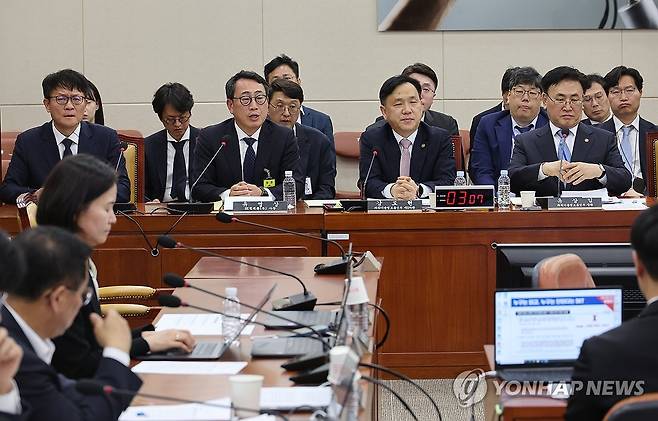 SK텔레콤 유심 해킹 사건 청문회 (서울=연합뉴스) 박동주 기자 = 8일 국회 과학기술정보방송통신위원회 전체회의에서 열린 SK텔레콤 유심 해킹 사건 청문회에서 유영상 SK텔레콤 대표이사가 의원 질의에 답하고 있다. 2025.5.8 pdj6635@yna.co.kr