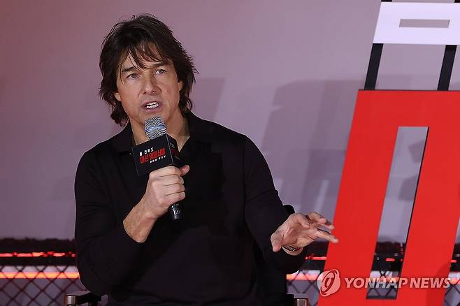 마이크 잡은 톰 크루즈 (서울=연합뉴스) 강민지 기자 = 할리우드 배우 톰 크루즈가 8일 서울 송파구 롯데시네마 월드타워에서 열린 영화 '미션 임파서블: 파이널 레코닝' 기자간담회에서 인사말을 하고 있다. 2025.5.8 mjkang@yna.co.kr