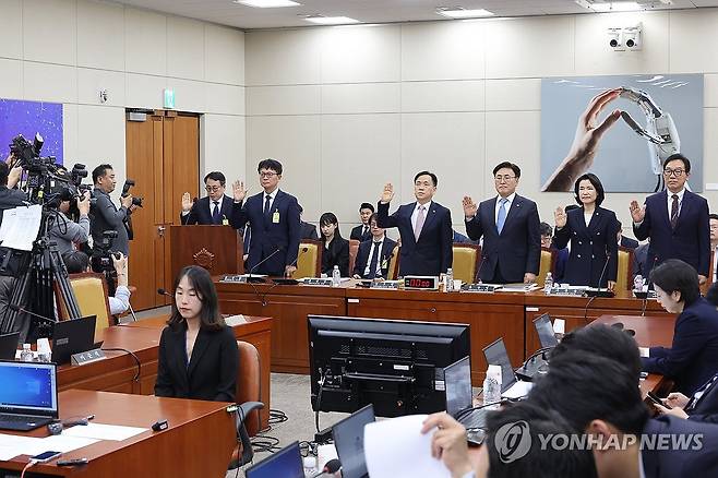 SK텔레콤 유심 해킹 사건, 증인 선서 (서울=연합뉴스) 박동주 기자 = 8일 국회 과학기술정보방송통신위원회 전체회의에서 열린 SK텔레콤 유심 해킹 사건 청문회에서 유영상 SK텔레콤 대표이사 등이 증인선서를 하고 있다. 2025.5.8 pdj6635@yna.co.kr