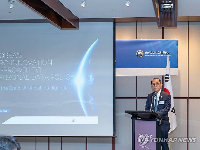 강연하는 고학수 위원장 (서울=연합뉴스) 고학수 개인정보보호위원회 위원장이 8일 서울 용산구 그랜드 하얏트 서울에서 열린 주한미국상공회의소(암참) 간담회에서 강연하고 있다. 2025.5.8 [개인정보보호위원회 제공. 재판매 및 DB 금지] photo@yna.co.kr