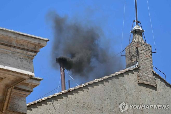 콘클라베 둘째날 오전투표서 교황 선출 불발 (바티칸 AFP=연합뉴스) 콘클라베(추기경단 비밀회의) 둘째날인 8일(현지시간) 오전 투표에서 교황이 선출되지 못했다. 사진은 교황이 선출되지 않았음을 알리는 검은 연기가 성당 굴뚝에서 올라오는 모습. 2025.5.8 photo@yna.co.kr [재판매 및 DB 금지]