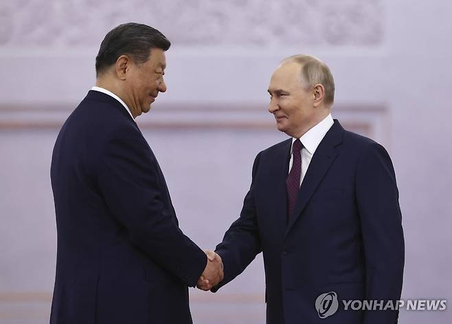 8일 모스크바에서 만난 시진핑 중국 국가주석과 블라디미르 푸틴 러시아 대통령 [AP 연합뉴스 자료사진. 재판매 및 DB 금지]