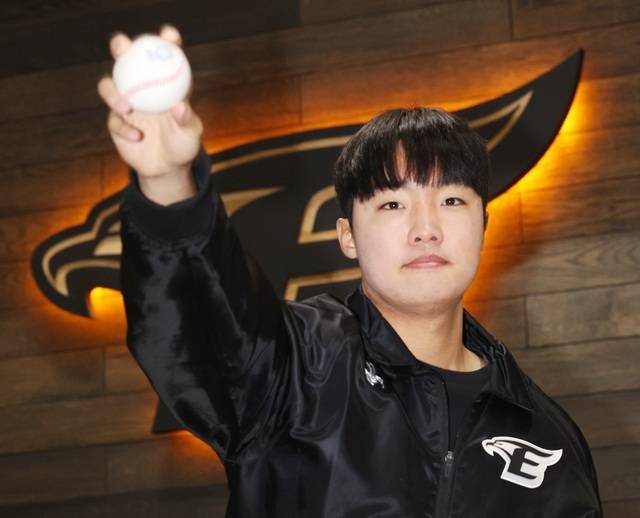 전주고 야구부 전국대회 3관왕 주역인 정우주 선수가 지난해 11월 한화이글스 구장에서 전북일보와의 인터뷰를 마치고 공을 던지는 자세를 취하고 있다. 대전=조현욱 기자