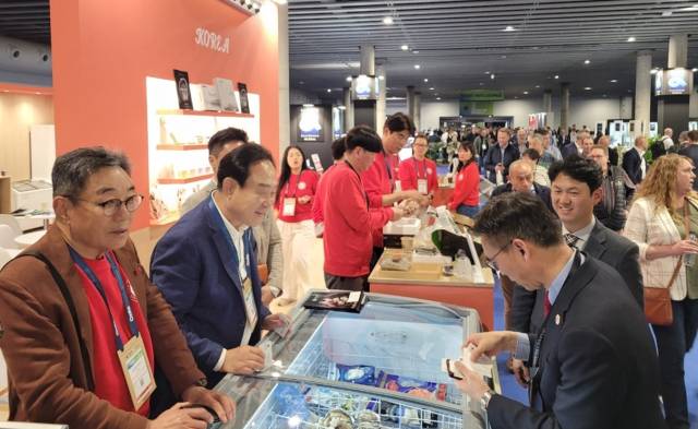 통영수산물 해외시장개척단이 지난 6일부터 8일까지 스페인 바르셀로나에서 열린 ‘2025 Seafood Expo Global’에 참가한 총 392만 달러 상당의 수출계약을 체결했다. 굴수하식수협 지홍태 조합장(왼쪽)과 천영기 통영시장이 현지 바이어들에게 제품을 설명하고 있다. 통영시 제공