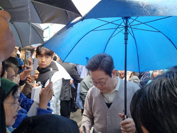 '골목골목 경청투어'를 하기 위해 9일 오전 경주를 찾은 더불어민주당 이재명 대선 후보가 지지자에게 사인을 해주고 있다.