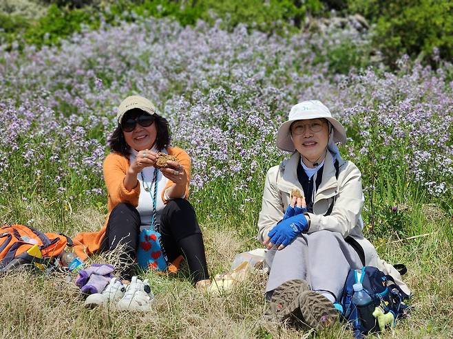 제주올레 10-1코스, 서명숙 이사장 & 알데곤다 수녀 / 사진=서명숙