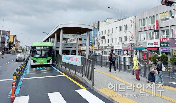 9일 국내 최초로 운영을 시작한 제주시 서광로 섬식정류장. ⓒ헤드라인제주