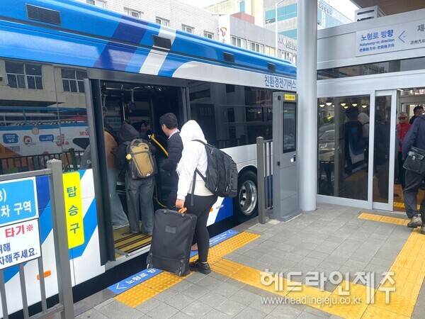 9일 개통한 섬식정류장. ⓒ헤드라인제주