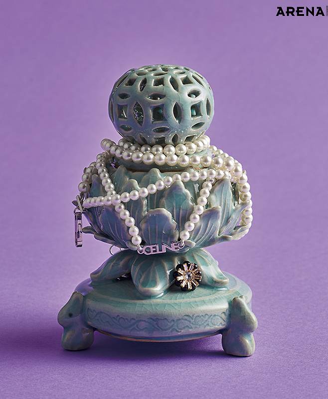 고려청자의 은은한 푸른빛을 섬세하게 재현한 청자투각 칠보 향로 14만원 뮷즈 제품. 실버 로고가 돋보이는 진주 네크리스 125만원 셀린느 옴므, 크리스털과 큐빅 장식의 꽃 모양 이어링 99만원 셀린느 by 에디 슬리먼 제품.