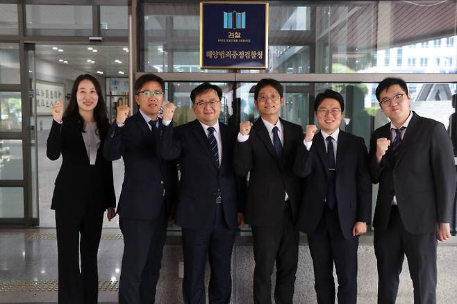 부산지검 해양·강력범죄전담부 소속 검사들. 왼쪽부터 장지영 검사, 신정수 검사, 허지훈 부장검사, 김형섭 검사, 김경진 검사, 유성윤 검사. (사진=부산지검)