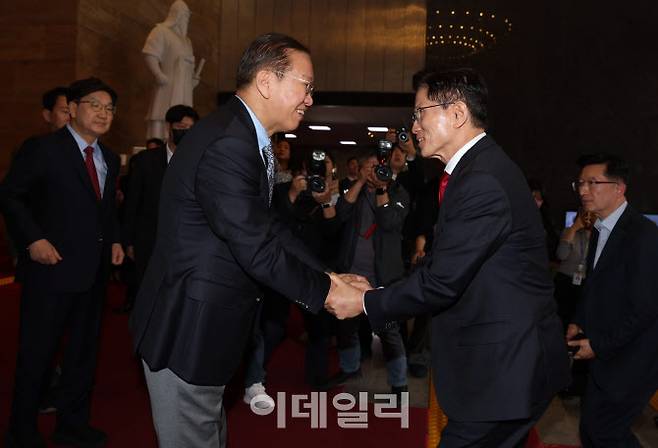 [이데일리 노진환 기자] 김문수 국민의힘 대선 후보가 9일 서울 여의도 국회에서 열린 의원총회에 참석하기 위해 국회에 도착, 마중 나온 권영세 비대위원장과 악수하고 있다.