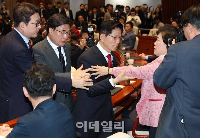 [이데일리 노진환 기자] 김문수 국민의힘 대선 후보가 9일 서울 여의도 국회에서 열린 의원총회에서 권영세 비대위원장의 모두발언이 끝난 후 의총장에서 퇴장하려 하자 국민의힘 의원들이 김 후보를 막아서고 있다.