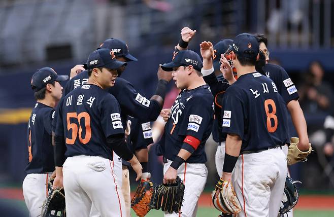 9일 고척스카이돔에서 열린 프로야구 2025 신한 SOL 뱅크 KBO리그 한화이글스와 키움히어로즈의 경기. 7-5로 승리하며 26년 만에 10연승을 달성한 한화 선수들이 기뻐하고 있다. 사진=연합뉴스